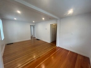 31 Lawn Ave, Unit 1 in Quincy, MA - Foto de edificio - Building Photo