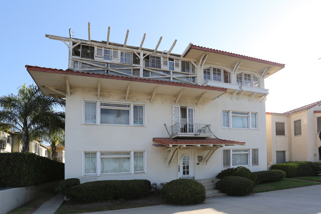 927 Ocean Ave in Santa Monica, CA - Building Photo - Building Photo