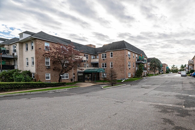 Greentree at Lynbrook in Lynbrook, NY - Building Photo - Building Photo