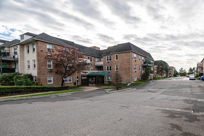 Greentree at Lynbrook in Lynbrook, NY - Foto de edificio - Building Photo