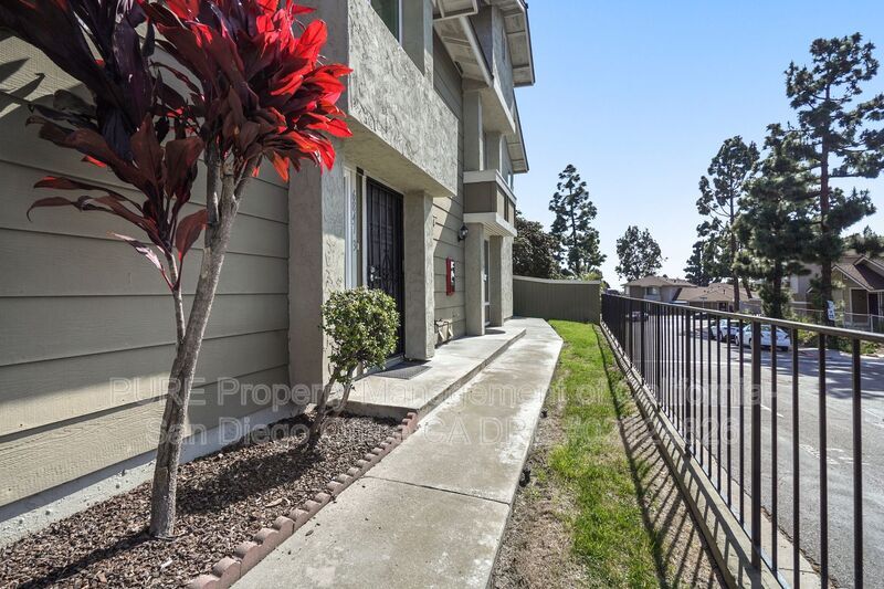 6847 Bear River Row in San Diego, CA - Building Photo
