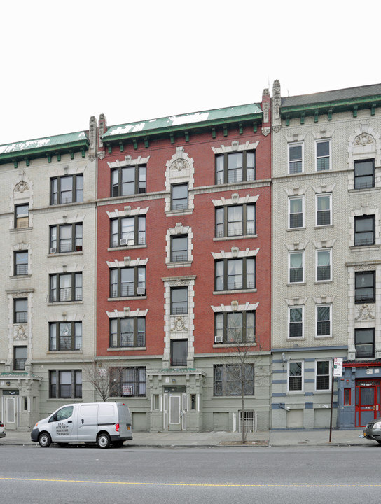 251 E Kingsbridge in Bronx, NY - Building Photo