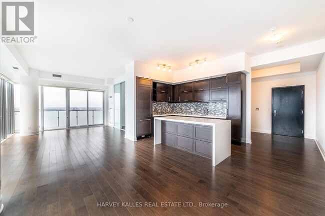 1080-1080 Bay St.