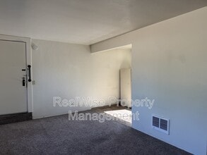3028 NE Douglas Ave in Roseburg, OR - Building Photo - Building Photo