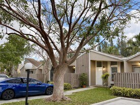 614 Woodgate Cir in Sunrise, FL - Building Photo