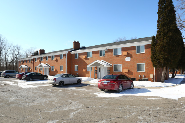 COLONIAL APARTMENTS in Flushing, MI - Foto de edificio - Building Photo