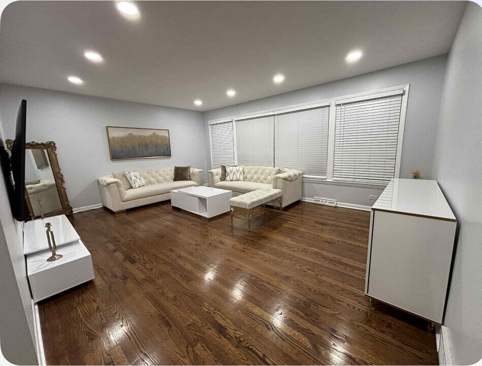 6748 E Prairie Rd, Unit 1st floor in Lincolnwood, IL - Building Photo