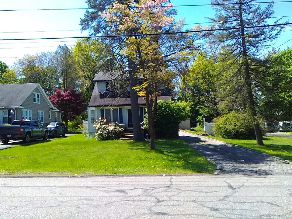 12 Orchard St in Spring Valley, NY - Foto de edificio