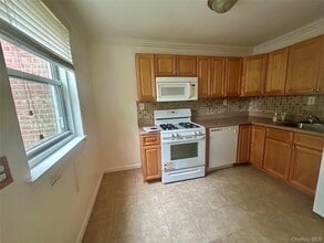 75-22 255th St in Queens, NY - Building Photo - Building Photo