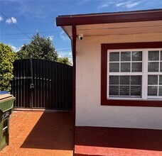 6871 SW 9th St in Pembroke Pines, FL - Building Photo - Building Photo