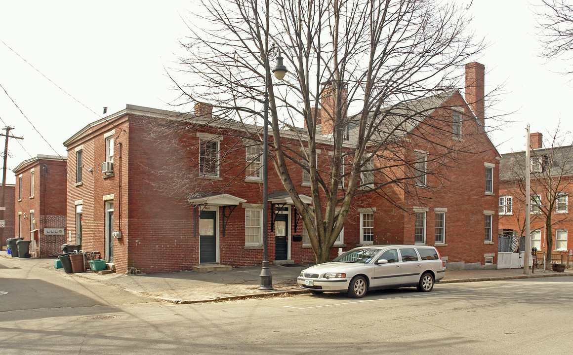 96 W Merrimack St in Manchester, NH - Building Photo