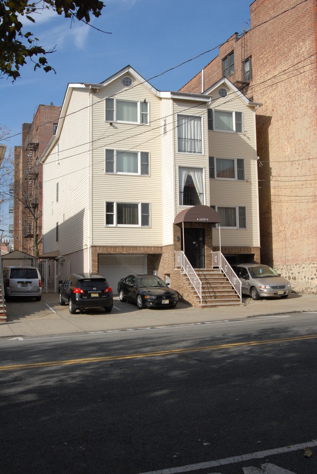 1109 Palisade Ave in Union City, NJ - Building Photo - Building Photo