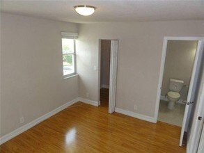 765 Crystal Lake Dr-Unit -16H in Pompano Beach, FL - Building Photo - Building Photo