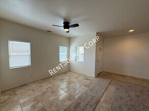 343 E Ave J 8 in Lancaster, CA - Foto de edificio - Building Photo