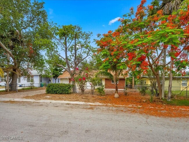 1320 Barbizon Ln in Naples, FL - Foto de edificio - Building Photo