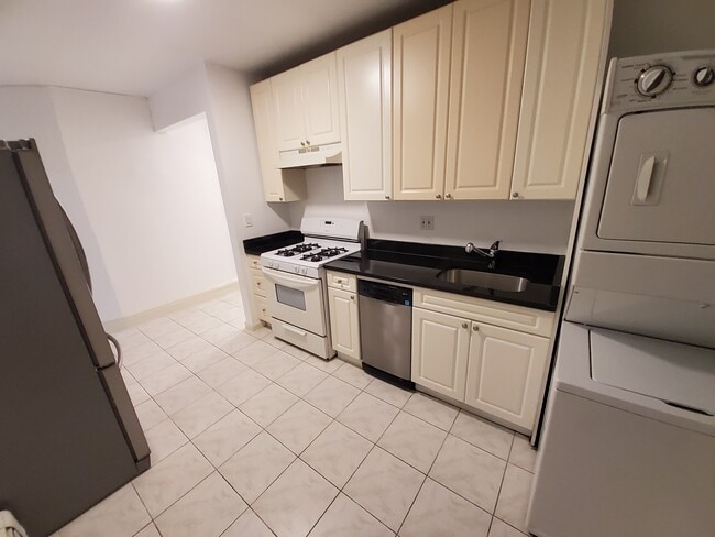 2126 Newtown Ave, Unit Apt 10 in Astoria, NY - Building Photo - Building Photo