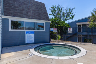 Aero Apartments in Fort Worth, TX - Building Photo - Building Photo