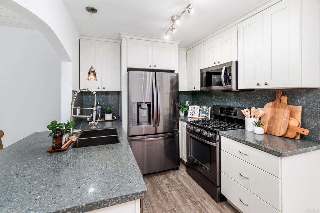 7589 Alonda Way in San Diego, CA - Building Photo