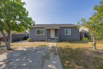 7503 Camellia Ave in North Hollywood, CA - Foto de edificio - Building Photo