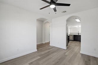 4001 Cressler Ln in Jarrell, TX - Building Photo - Building Photo