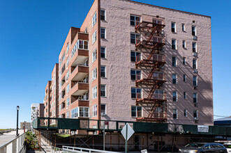 Hampton House in Rockaway Park, NY - Building Photo - Building Photo