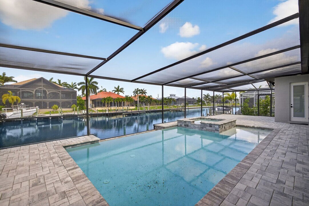 2532 SW 26th Pl in Cape Coral, FL - Building Photo
