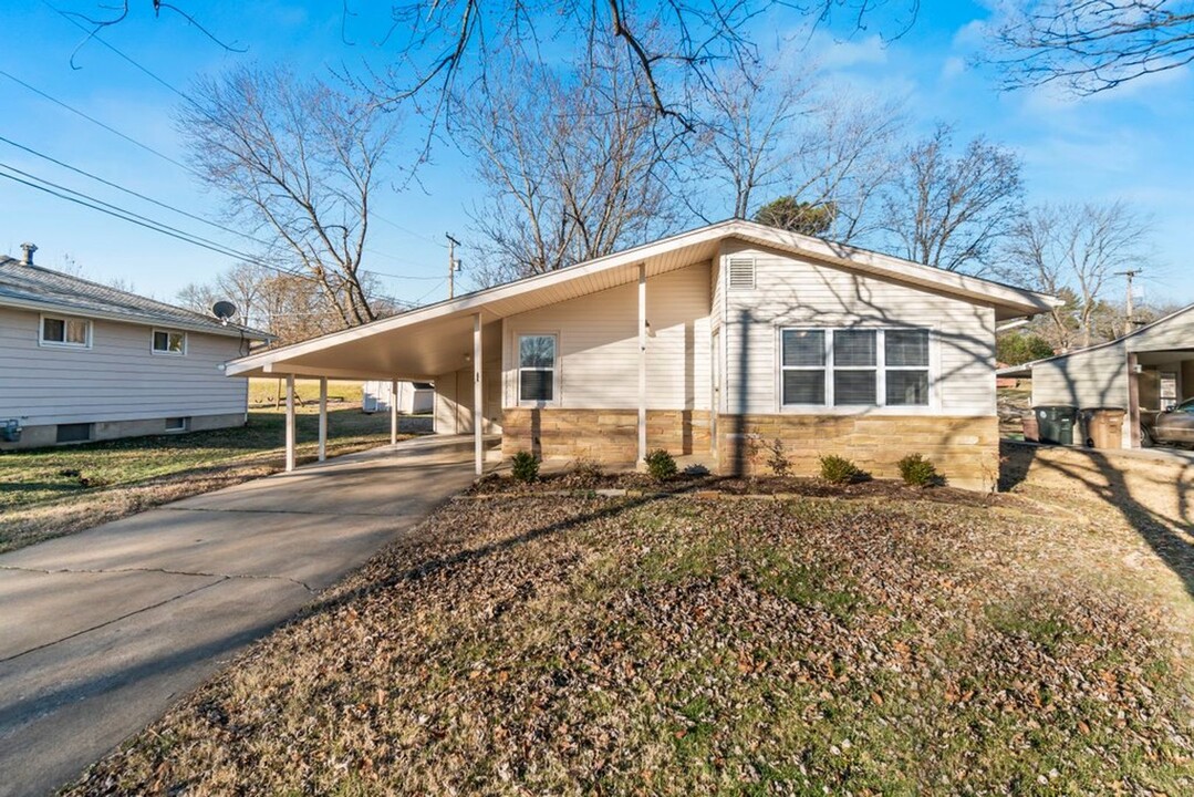 1137 Landgraf Dr in Cape Girardeau, MO - Foto de edificio