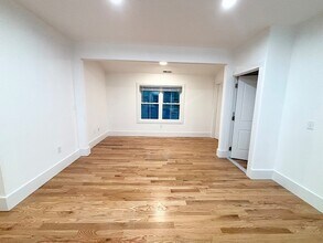 134 Bow St, Unit 2 in Everett, MA - Foto de edificio - Building Photo