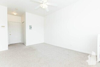 3947 W Irving Park Rd, Unit 206 in Chicago, IL - Building Photo - Building Photo
