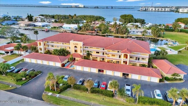 300 S Banana River Blvd in Cocoa Beach, FL - Foto de edificio - Building Photo
