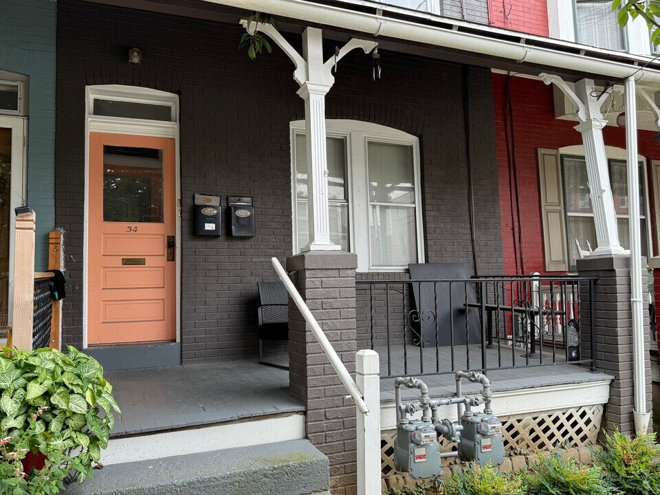 34 E Ross St in Lancaster, PA - Building Photo
