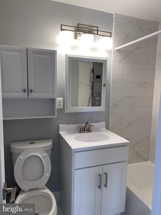 6328 Magnolia St-Unit -B in Philadelphia, PA - Foto de edificio