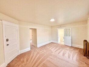 302 W Olympic Pl, Unit 4 in Seattle, WA - Building Photo - Building Photo