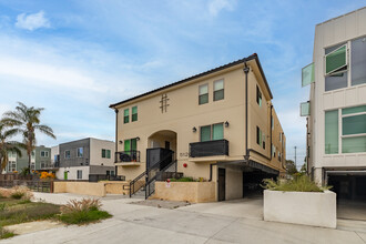 5120 Cahuenga Blvd in North Hollywood, CA - Building Photo - Building Photo