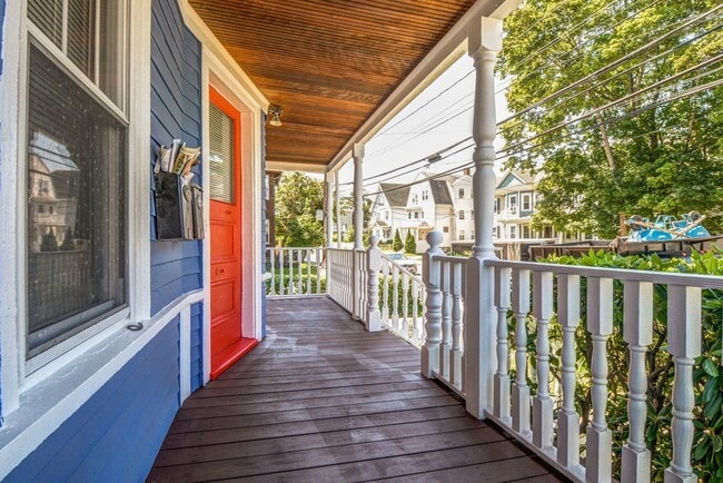 46-48 South St, Unit 2 in Waltham, MA - Foto de edificio - Building Photo