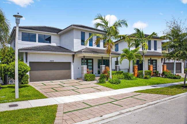 15800 NW 88th Ave in Miami Lakes, FL - Building Photo - Building Photo