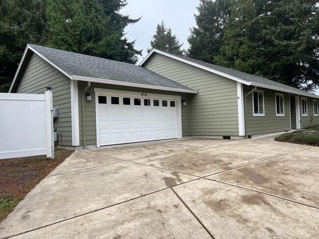 810 SW Skyline Terrace in Waldport, OR - Building Photo - Building Photo