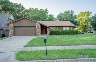 1100 W Queens St in Broken Arrow, OK - Building Photo