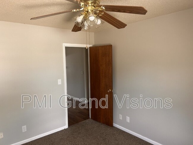 16 W Buchanan Ave in Charleston, IL - Building Photo - Building Photo