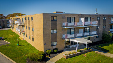 Randall Park Apartments in North Randall, OH - Building Photo - Building Photo