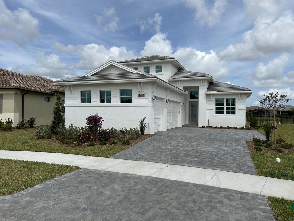 11243 SW Pietra Wy in Port St. Lucie, FL - Foto de edificio