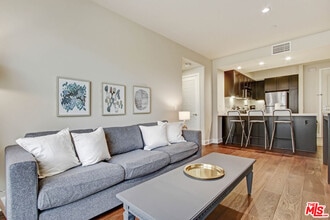 589 Americana Way in Glendale, CA - Building Photo - Building Photo