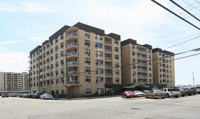 Kennedy House in Long Beach, NY - Building Photo - Building Photo