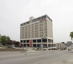 Park Plaza Condominiums in Omaha, NE - Building Photo - Building Photo