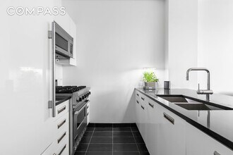 46-30 Center Blvd in Queens, NY - Building Photo - Building Photo