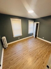 704 E 80th St in Chicago, IL - Foto de edificio - Building Photo