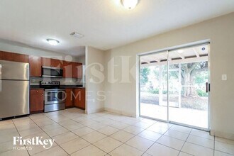 4180 NW 34th Way in Lauderdale Lakes, FL - Foto de edificio - Building Photo