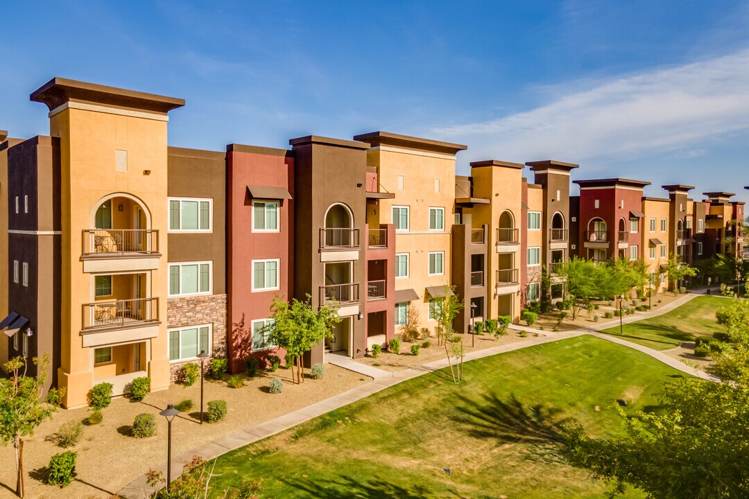 Summerly at Zanjero in Glendale, AZ - Building Photo