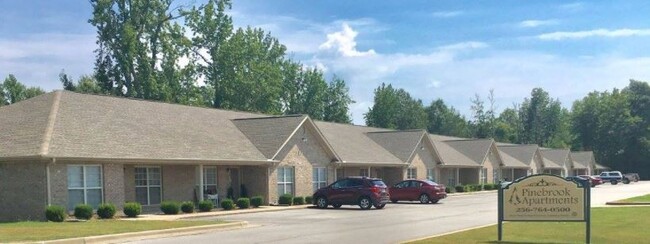 Pinebrook Apartments in Florence, AL - Foto de edificio - Building Photo