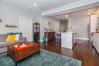 111 B St, Unit 3 in Boston, MA - Building Photo - Building Photo